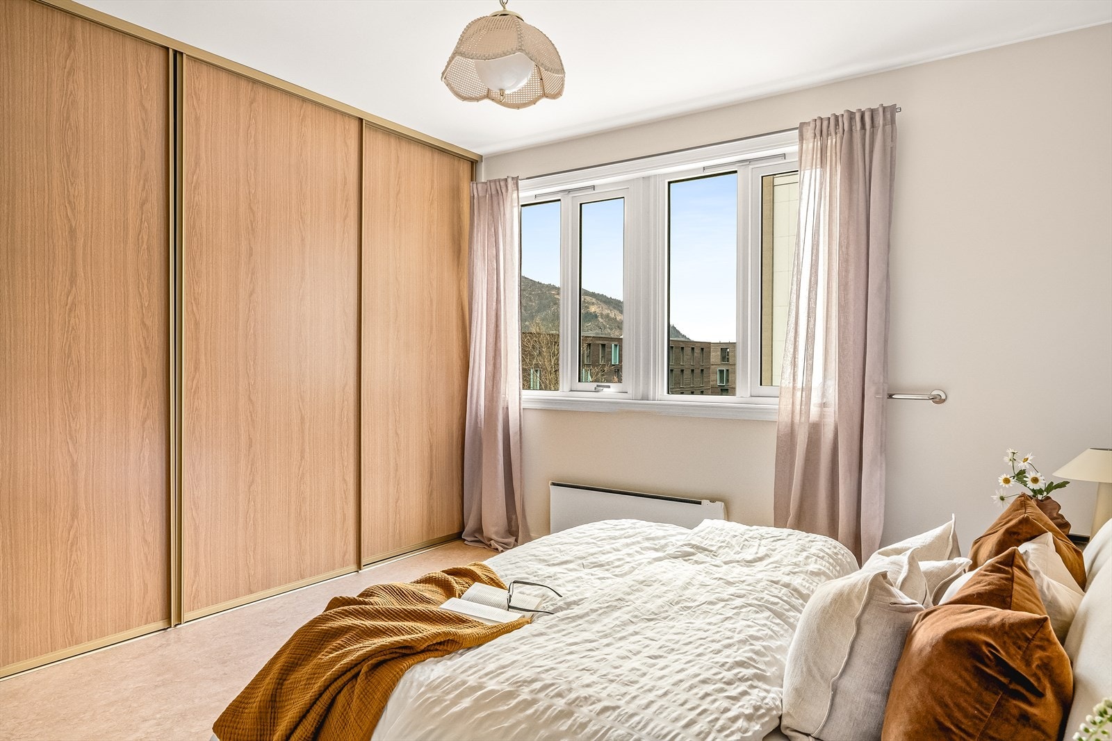 En stor skyvedørsgarderobe gir rikelig med oppbevaringsplass på hovedsoverommet. Galleribilde