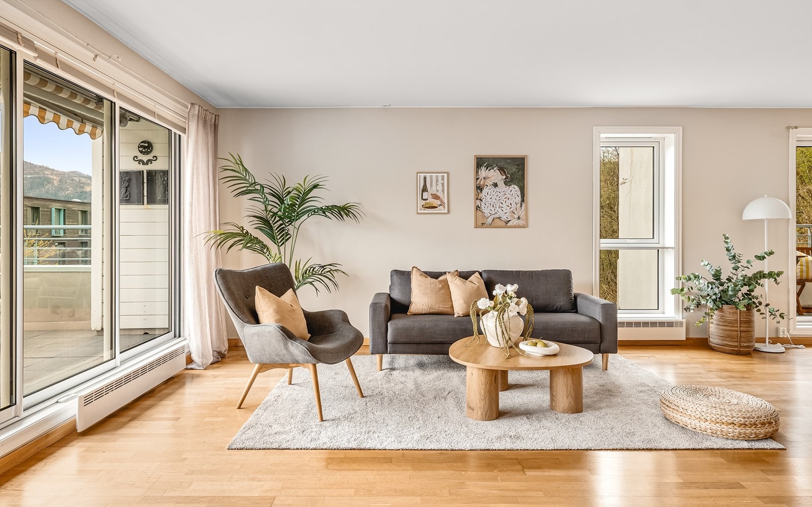 Store skyvedører i glass åpner opp mot terrassen og visker ut skillet mellom inne og ute. Galleribilde