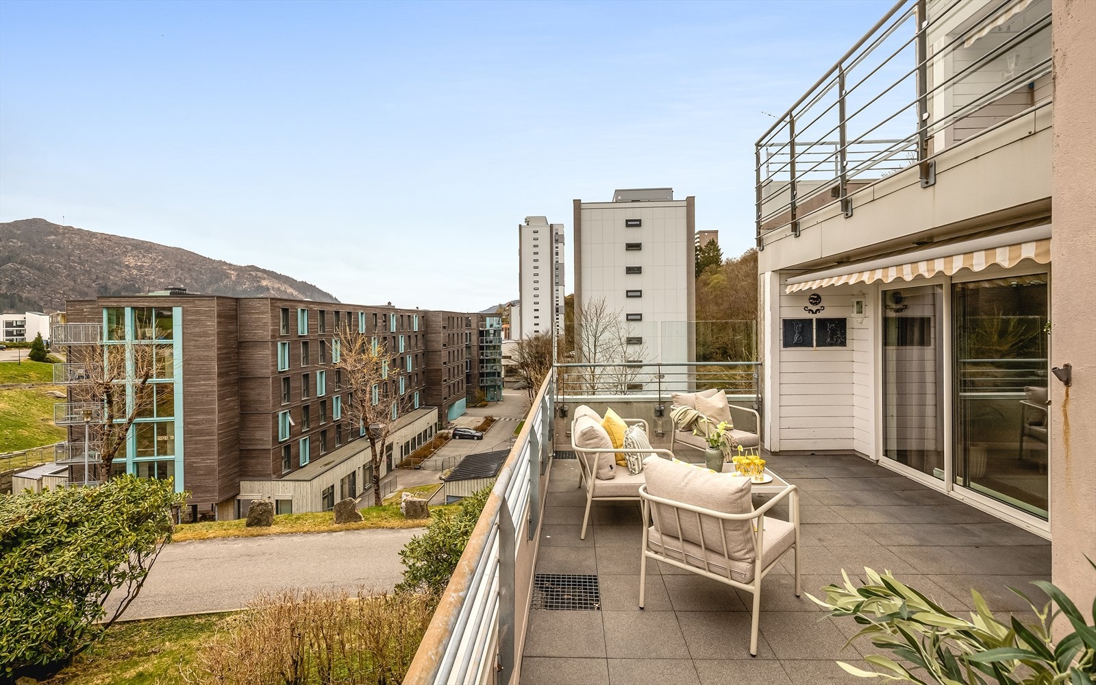 Terrassedekket har betongheller og elektriske varmekabler, lagt i henholdsvis 2016 og 2010. Galleribilde
