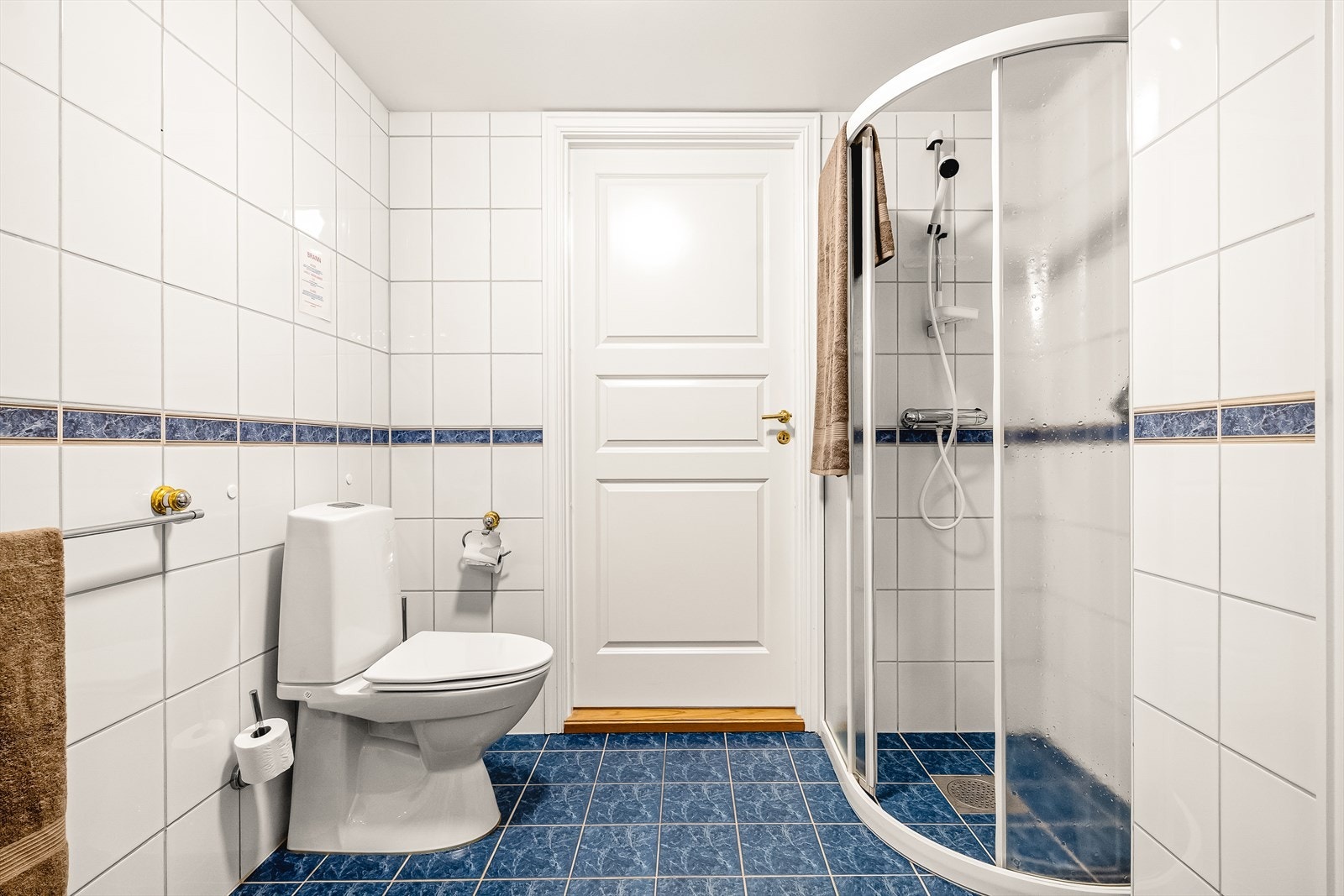 Badet har et buet dusjhjørne og gulvstående toalett. Vannrør er av typen rør-i-rør. Galleribilde