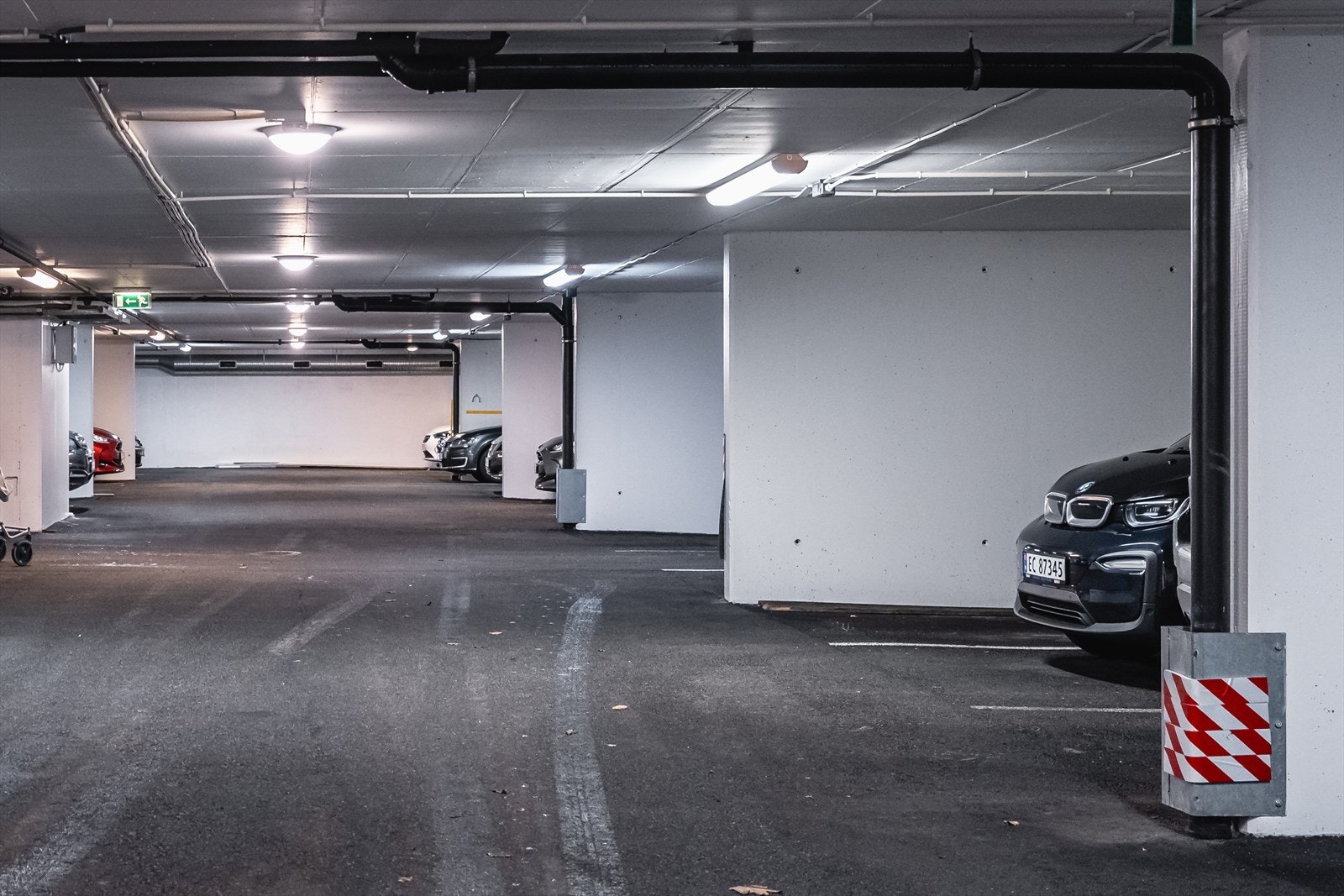 Garasjeanlegget er romslig og oversiktlig. Galleribilde