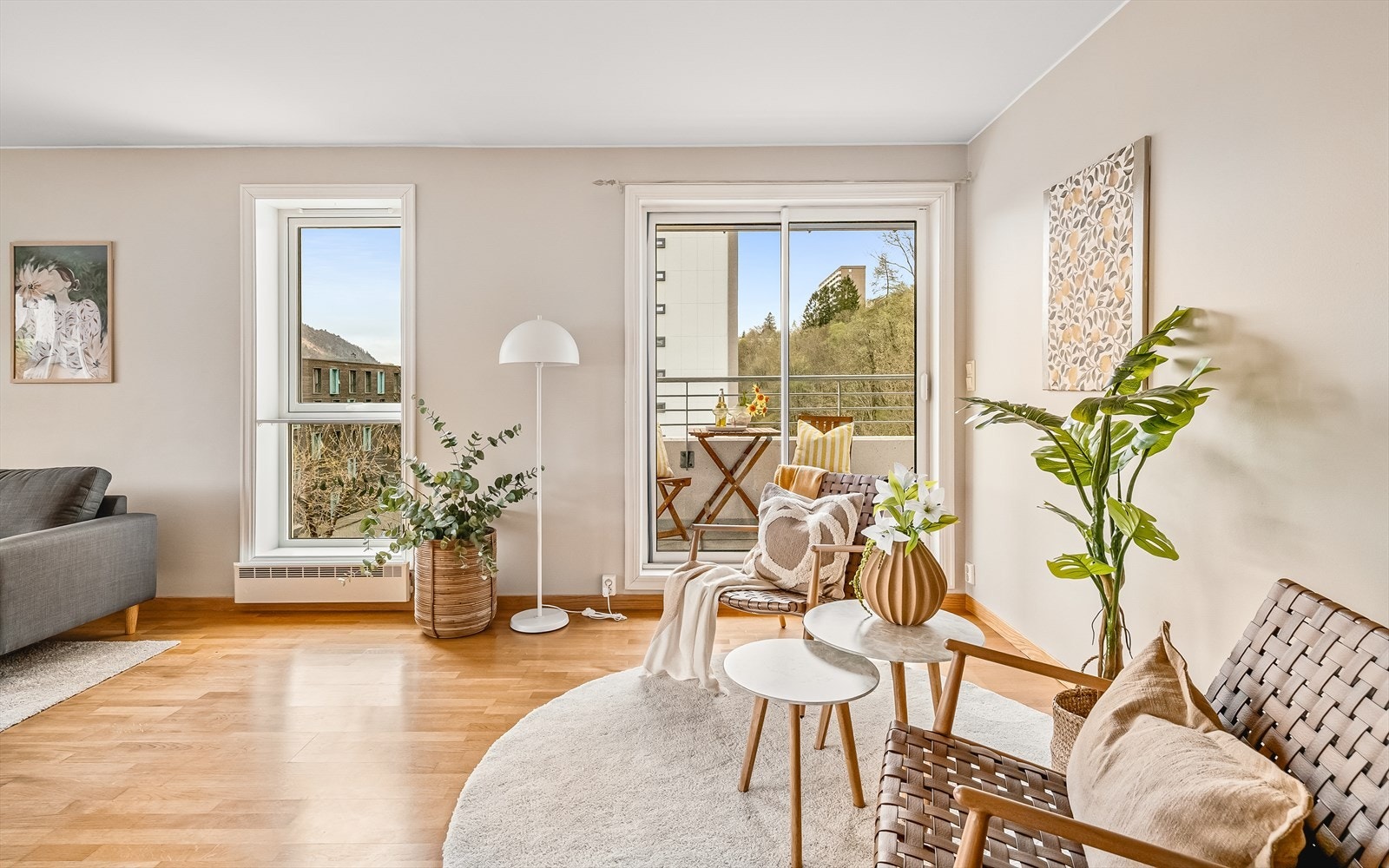 Den overbygde altanen gir en lun og skjermet uteplass med utgang fra stuen. Galleribilde