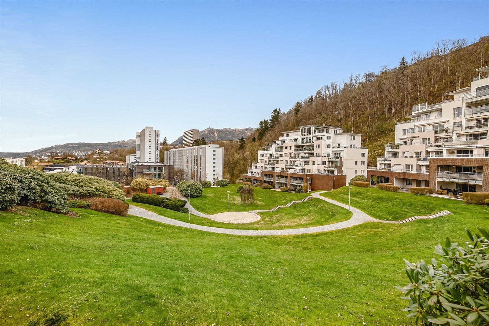 Sameiet eier halvparten av parkarealet 'Fantofthagen' foran bygget. Galleribilde