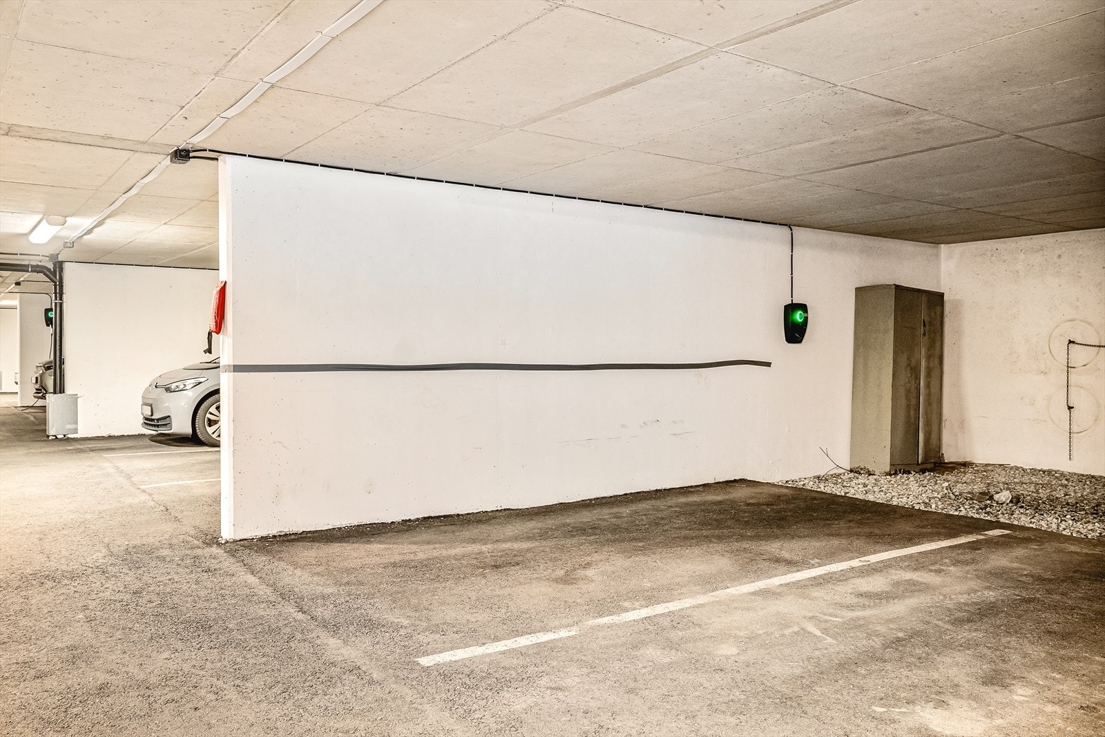 Det medfølger egen parkeringsplass i felles garasjeanlegg, komplett med elbillader. Galleribilde