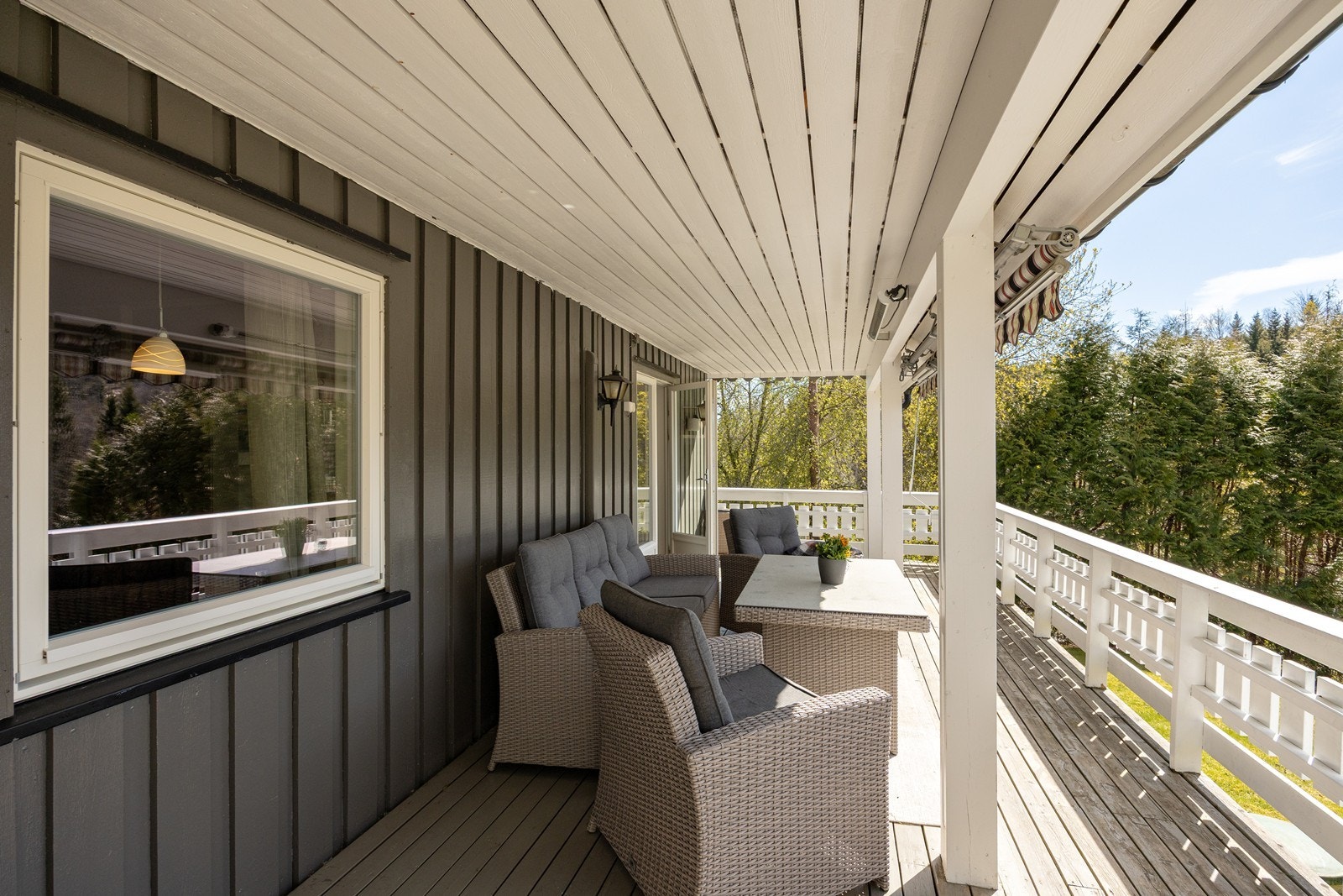 Fra spisestuen i første etasje er det utgang til terrasse på ca. 26 kvm som ligger langs hele den ene siden av boligen. Galleribilde