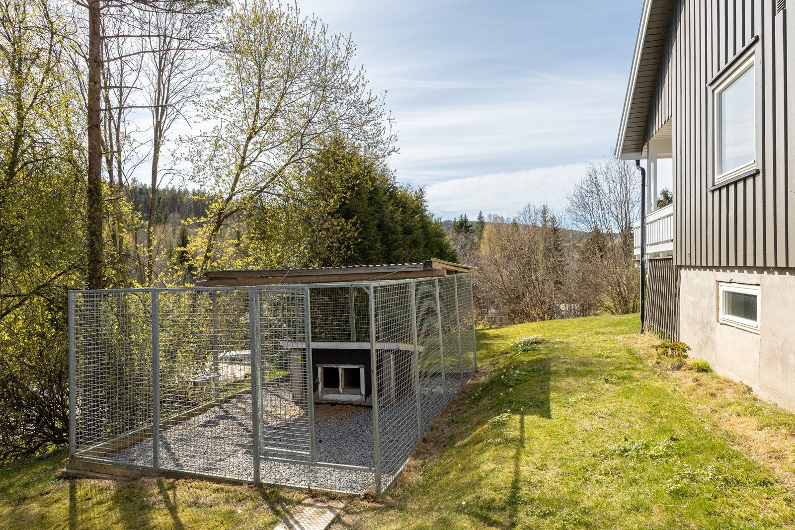 Har du hund, så er det praktisk at hundegården og hundehuset medfølger i salget. Galleribilde