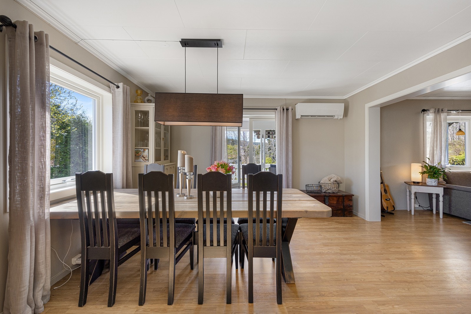 Begge stuene ble pusset i duse, delikate farger i 2022, og det er gyllent laminat på gulvene. Møbleringsfriheten er god i begge rommene, og spisestuen har utgang til en vestvendt, overbygd terrasse på ca. 26 kvm. Galleribilde