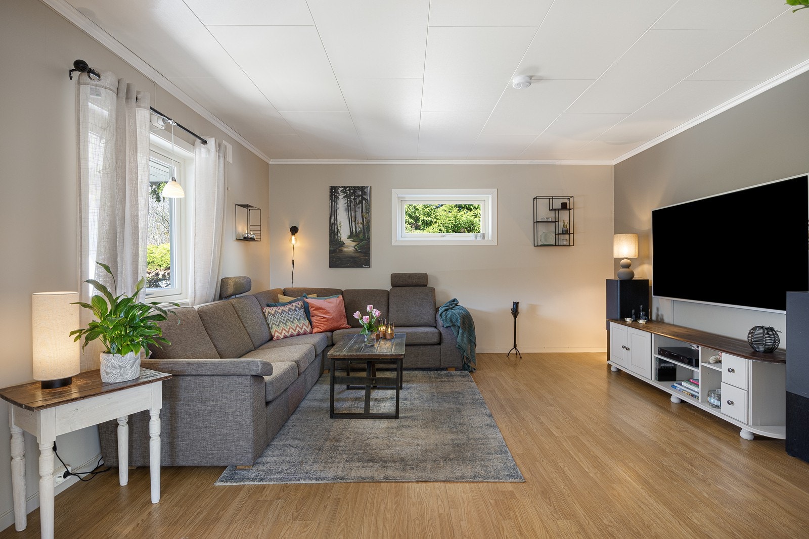 De sosiale sonene i boligen har en behagelig og lett atmosfære med gode lysforhold og fint utsyn fra de mange vinduene. Galleribilde