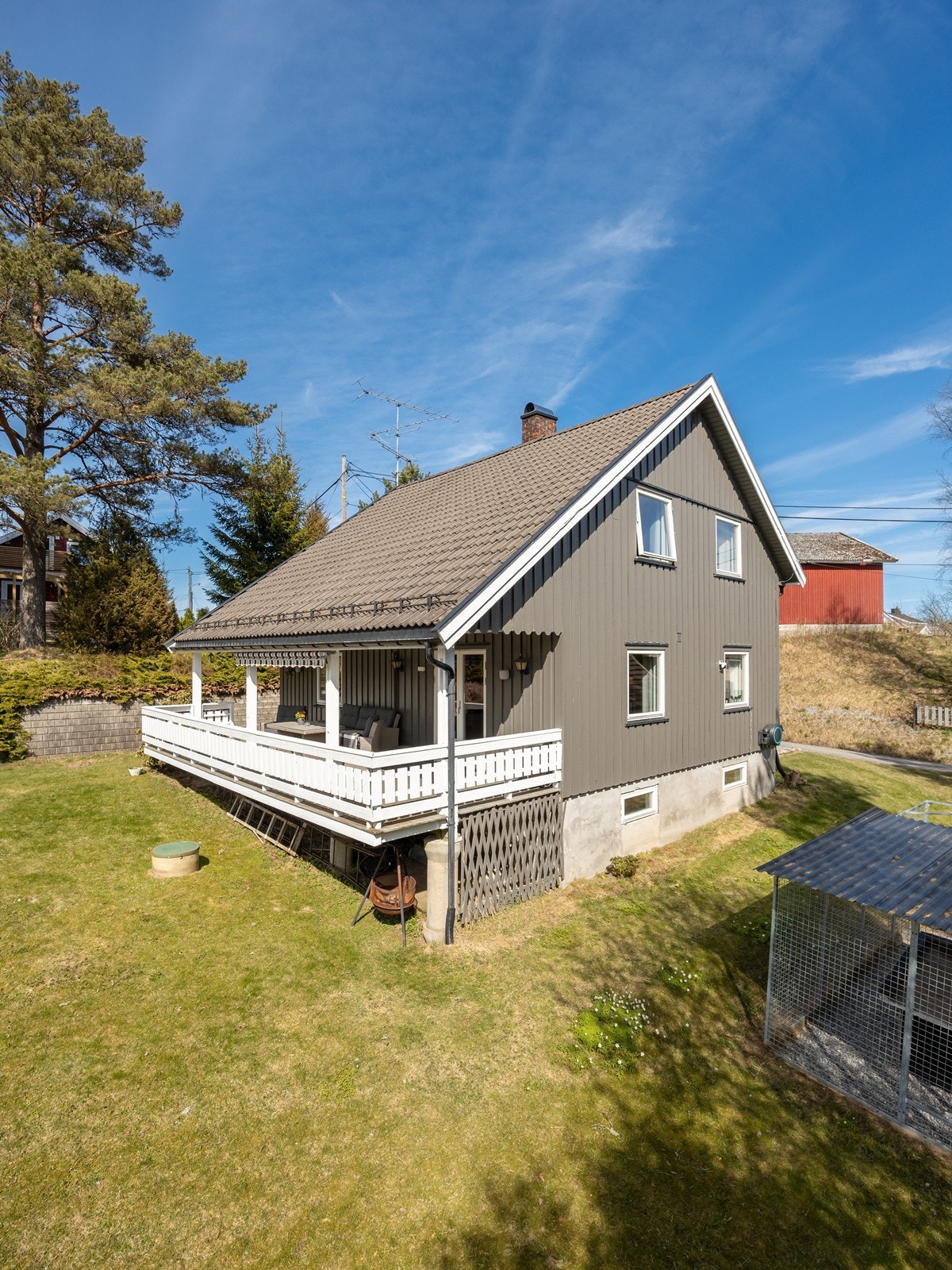 Velkommen til Møllebakkveien 5 - en velholdt, pen og familievennlig enebolig i idylliske omgivelser! Galleribilde