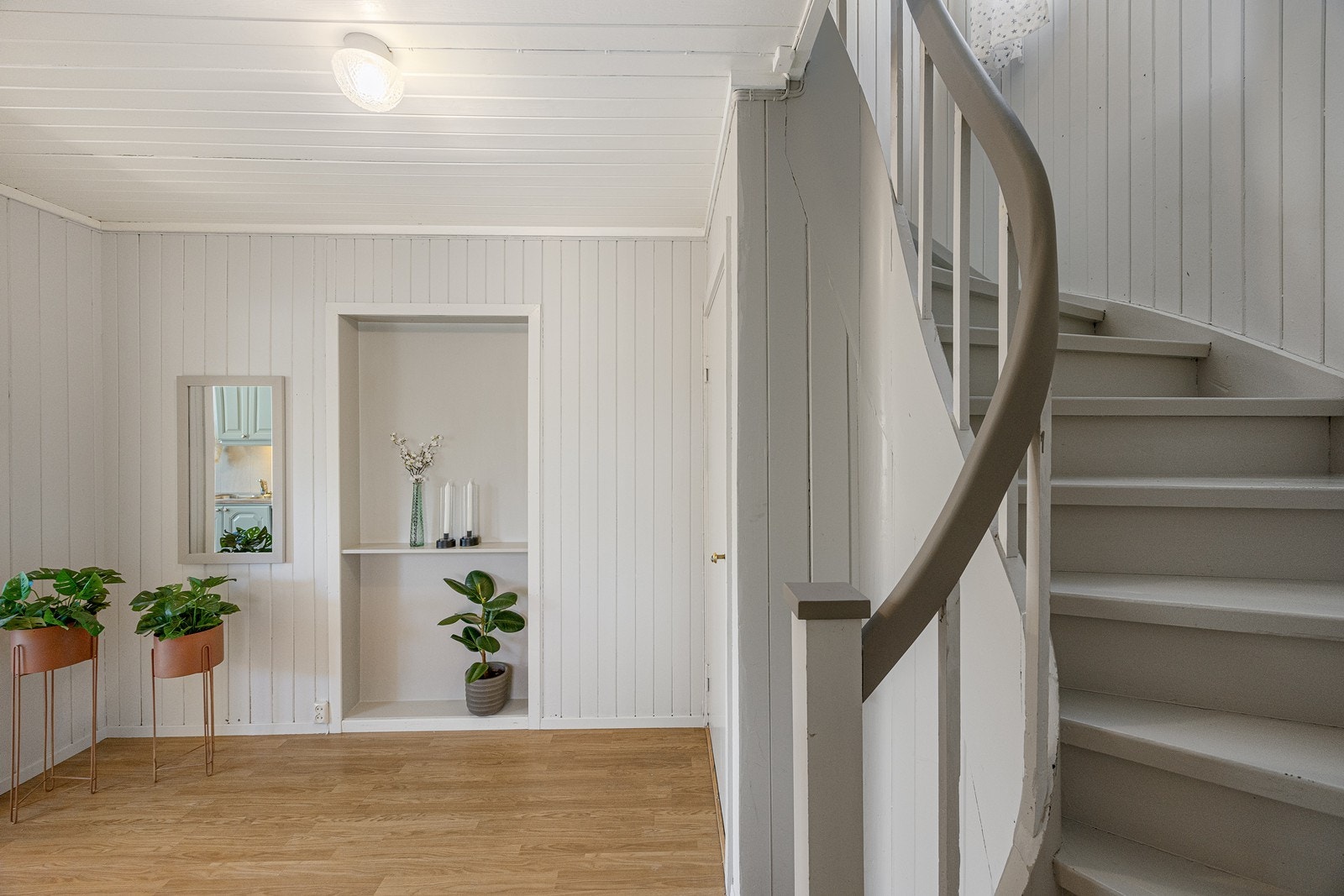 Trappegangen opp til andre etasje er romslig og har god plass til ulike garderobeløsninger. Legg merke til den integrerte hyllen! Galleribilde