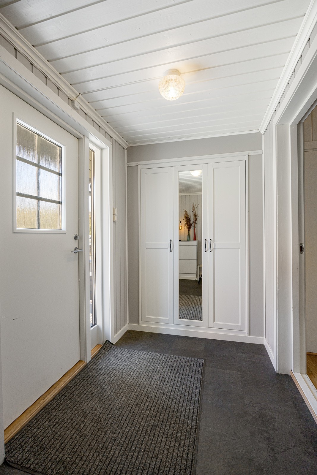 ttertøyet ryddes enkelt bort i en plassbygd garderobe, og entreen ligger i hendig tilknytning til et separat wc-rom. Galleribilde
