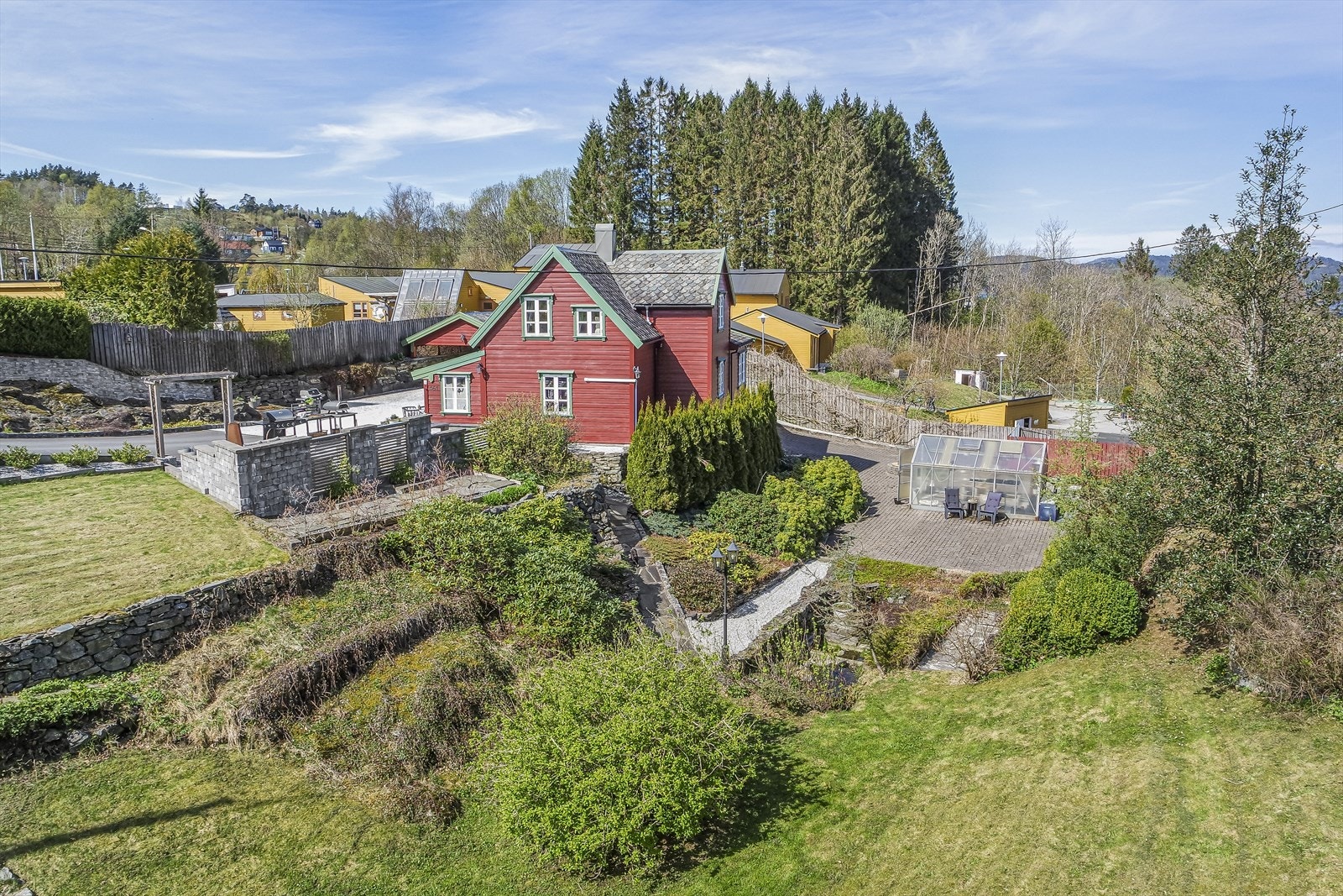 Eiendommen har meget god plass, god parkering og selvdyrkingsmuligheter. Galleribilde