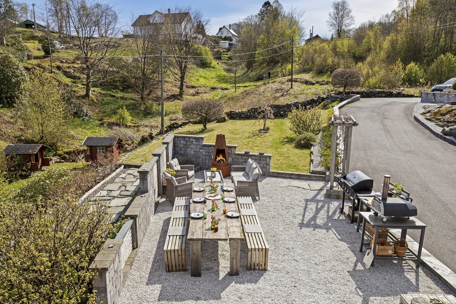 Uteplass/grillområde på eiendommen. Galleribilde