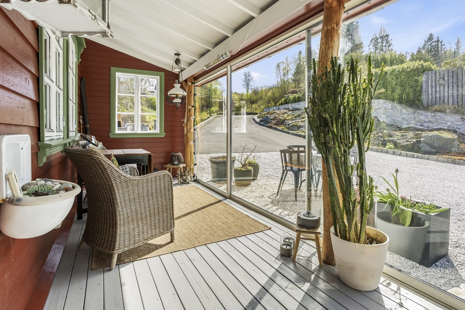 Overbygget inngangsparti som er innglasset. Galleribilde