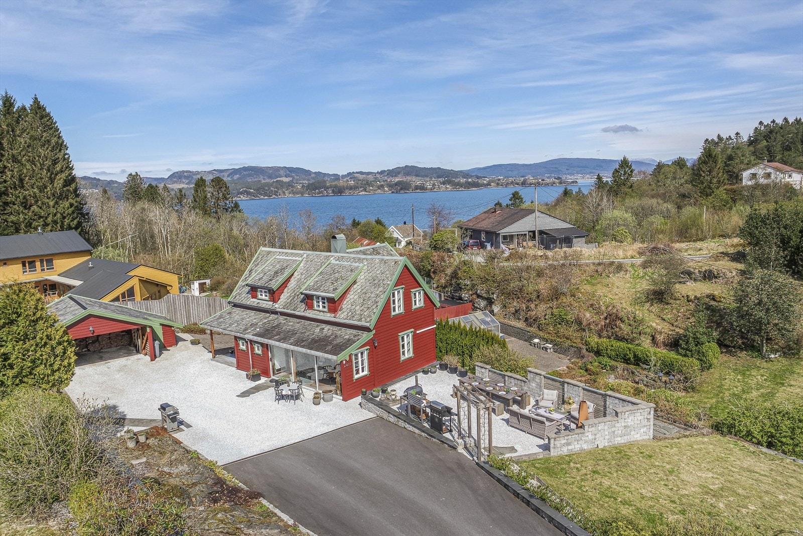 Herskapelig enebolig, modernisert og med opparbeidet flott hage. Galleribilde