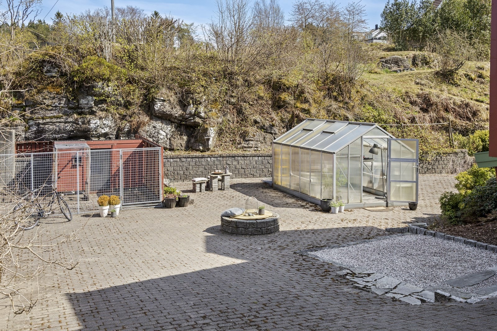 Uteområdet på deler av tomten. Galleribilde