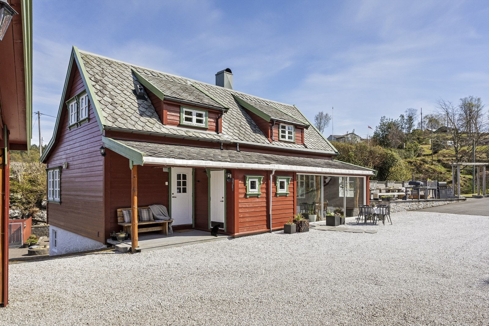 Romslig gårdsplass med dobbel carport. Galleribilde