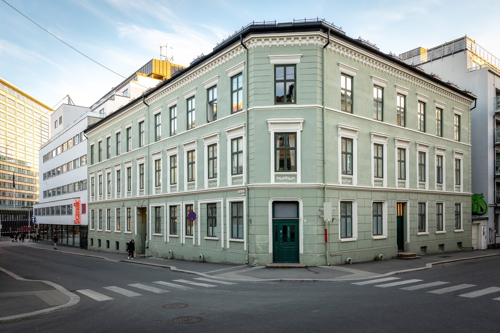 Leiligheten har en svært sentral beliggenhet på St. Hanshaugen. Her har du gangavstand til matbutikker, parker, kafeer og restauranter. Galleribilde