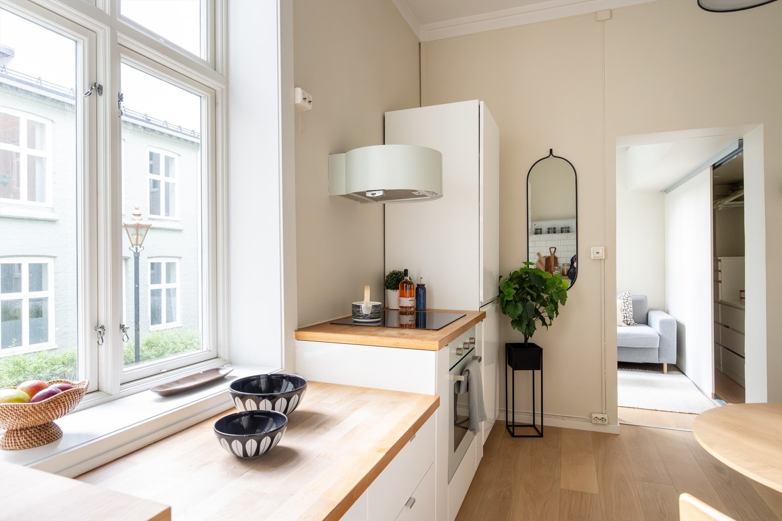 Vinduet slipper inn rikelig med naturlig lys og gir kjøkkenet gode lysforhold. Galleribilde