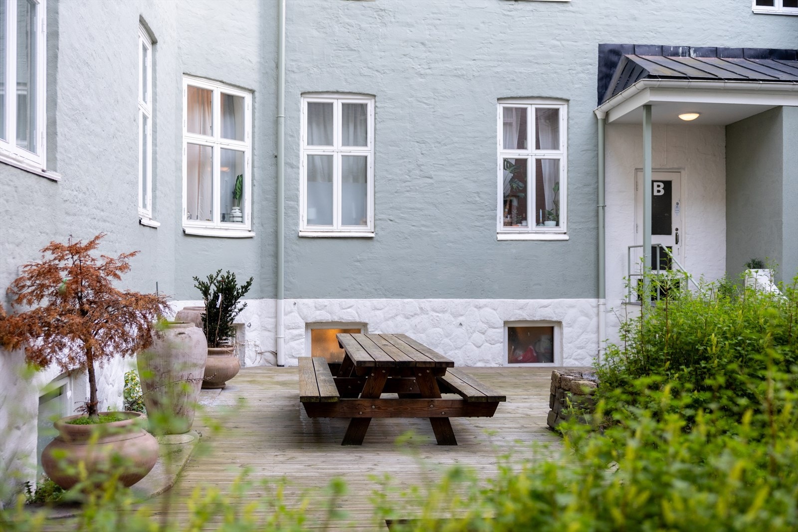 Hyggelig bakgård med sitteplasser. Galleribilde
