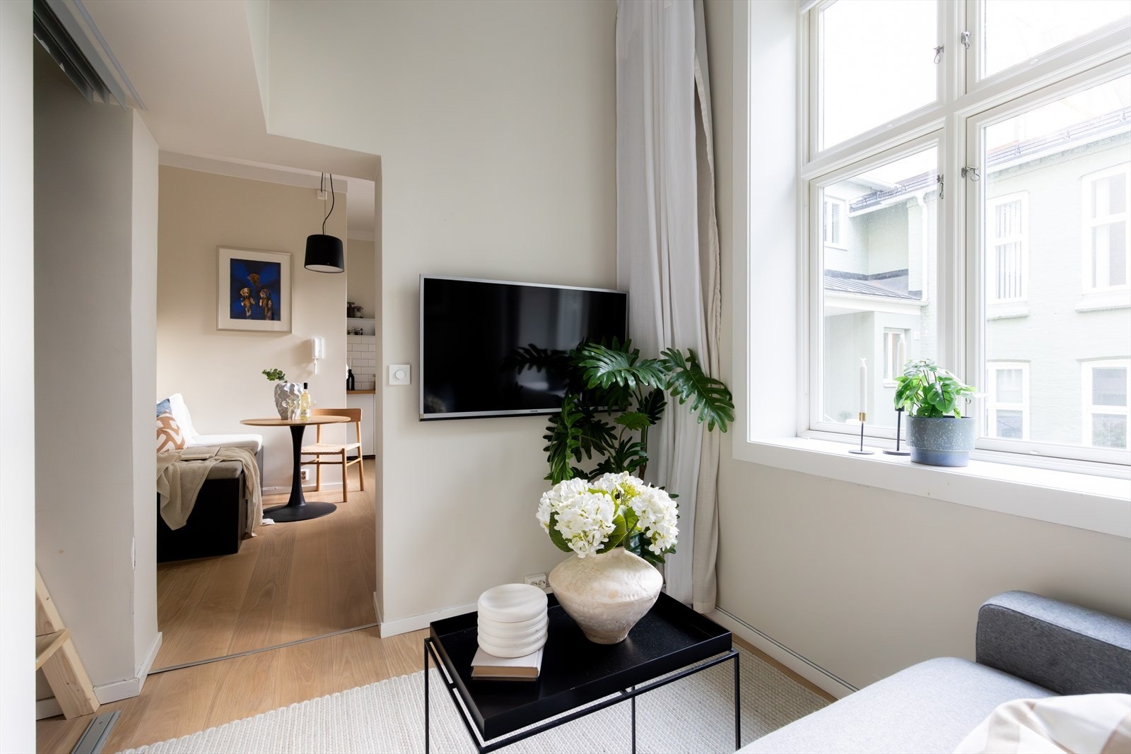 Det er plass til sofa og stuebord. Galleribilde