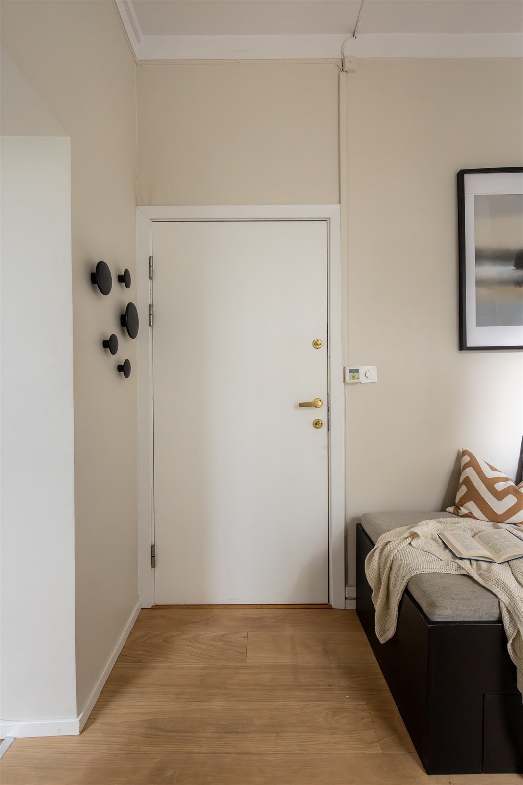 Velkommen inn! Entréen er praktisk utnyttet med knagger på vegg og plass til oppbevaring av sko. Galleribilde