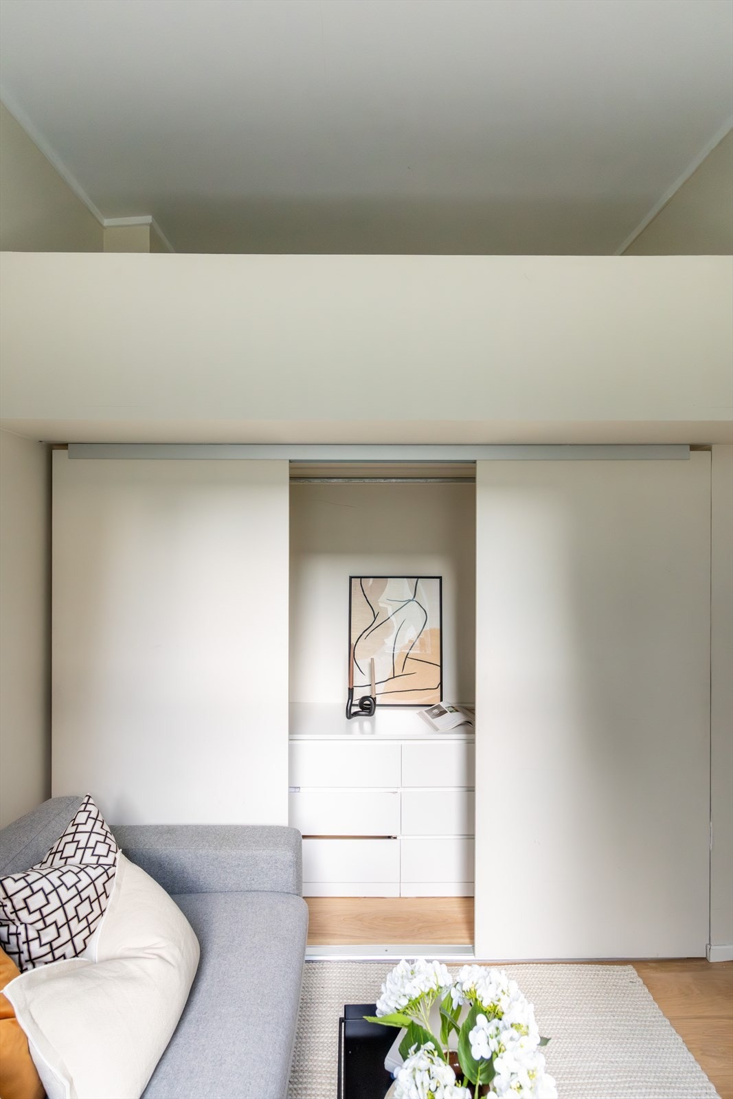 Praktisk skyvedørsgarderobe som utnytter plassen på en effektiv og smart måte. Galleribilde