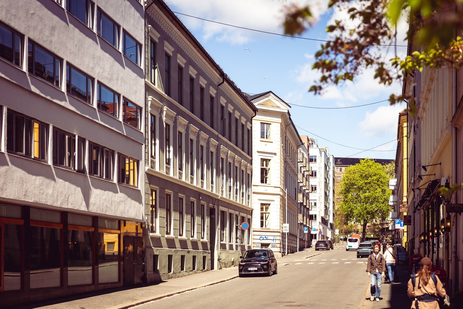 Det er svært gode kollektivforbindelser med trikk og buss like i nærheten. Det er også kort vei til Nationaltheatret stasjon med tog og T-bane. Galleribilde