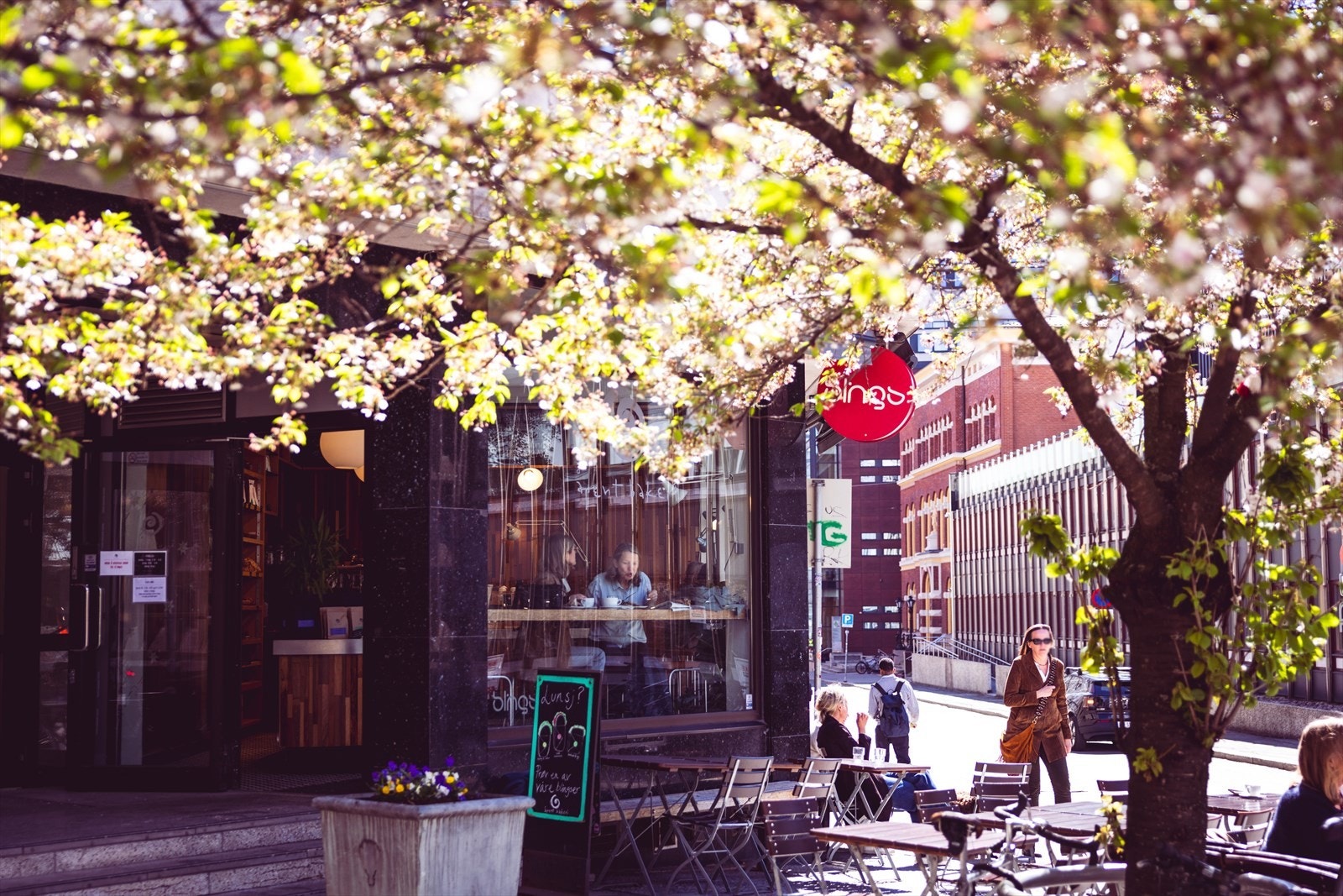 Området har et mangfold av koselige kafeer, inkludert Blings åpent bakeri, Fuglen, Godt Brød, Kaffebrenneriet, Baker Hansen og Espresso House. Galleribilde