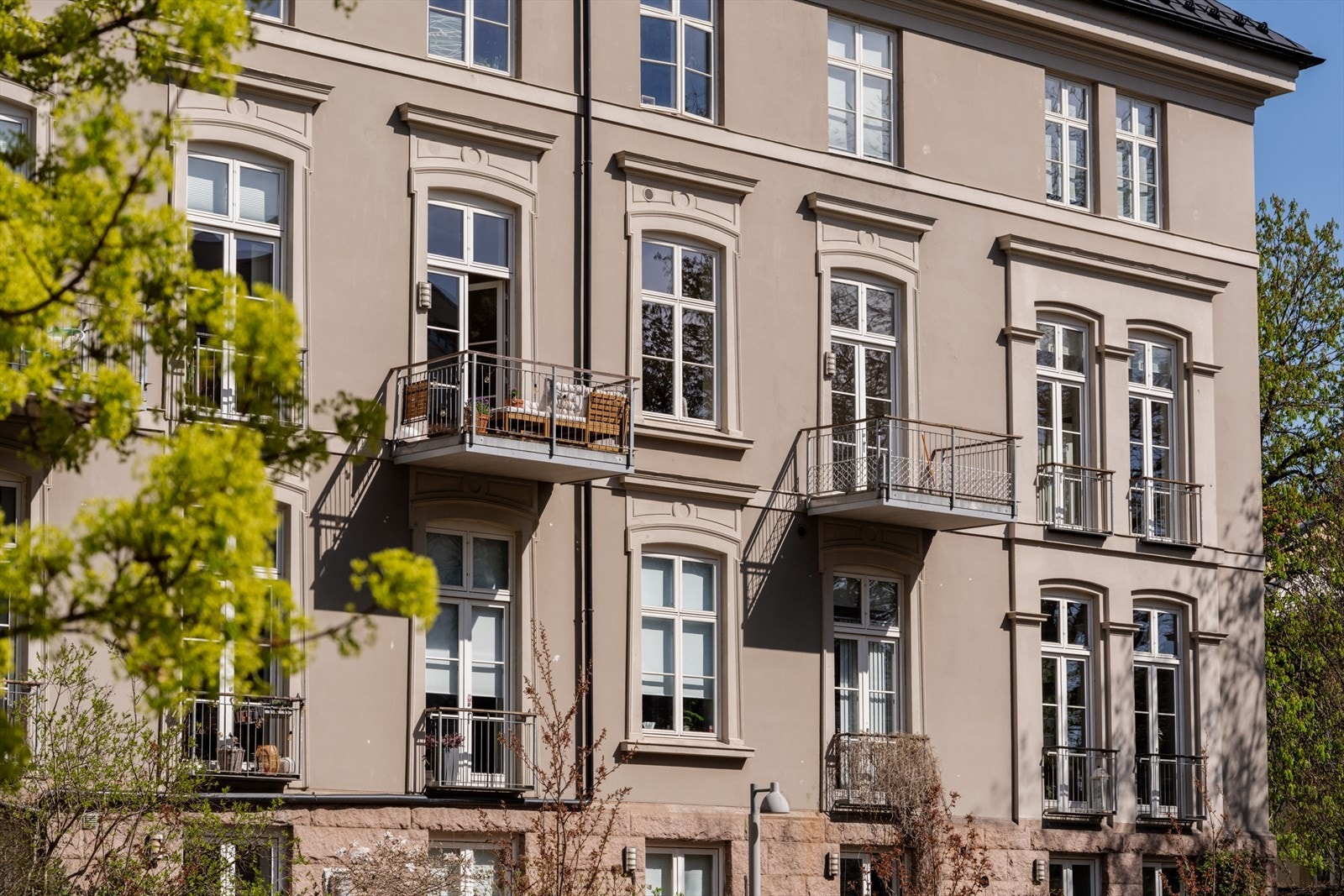 Her blir du møtt av et nydelig nabolag og pene fellesarealer. Galleribilde