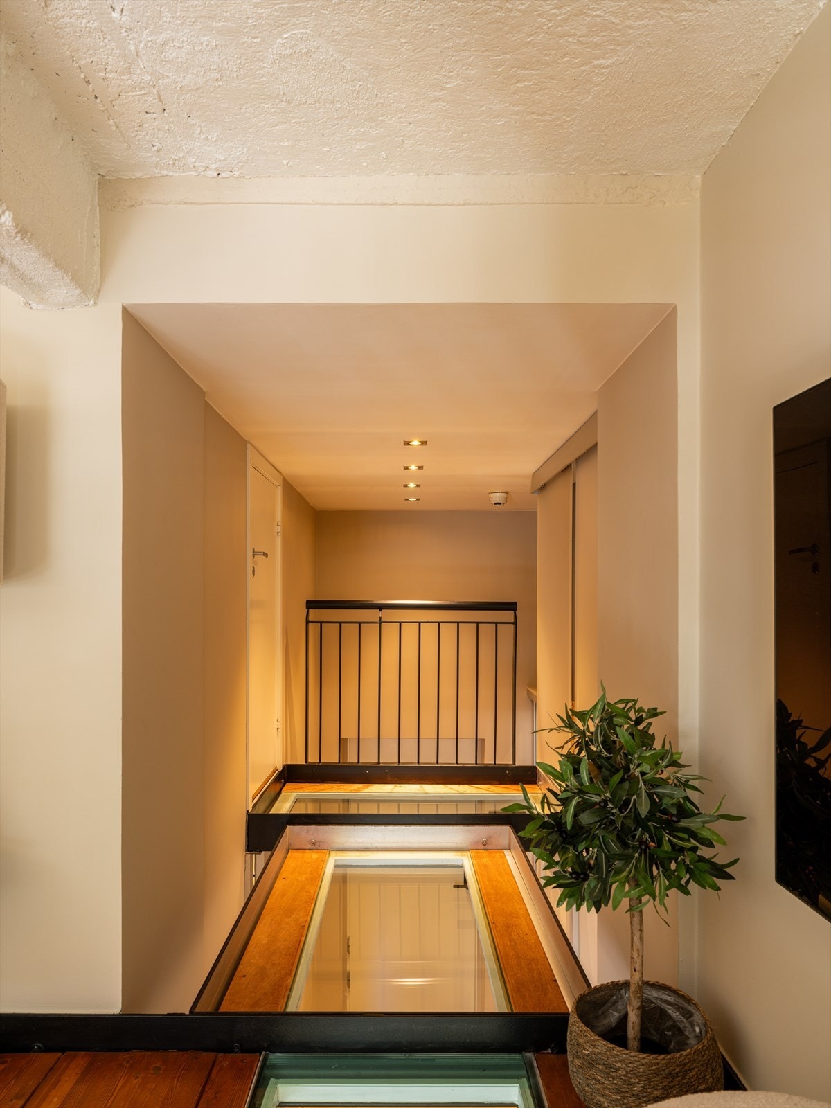 Videre inn til hems ved hovedsoverom og bodrom med lagringsplass. Galleribilde
