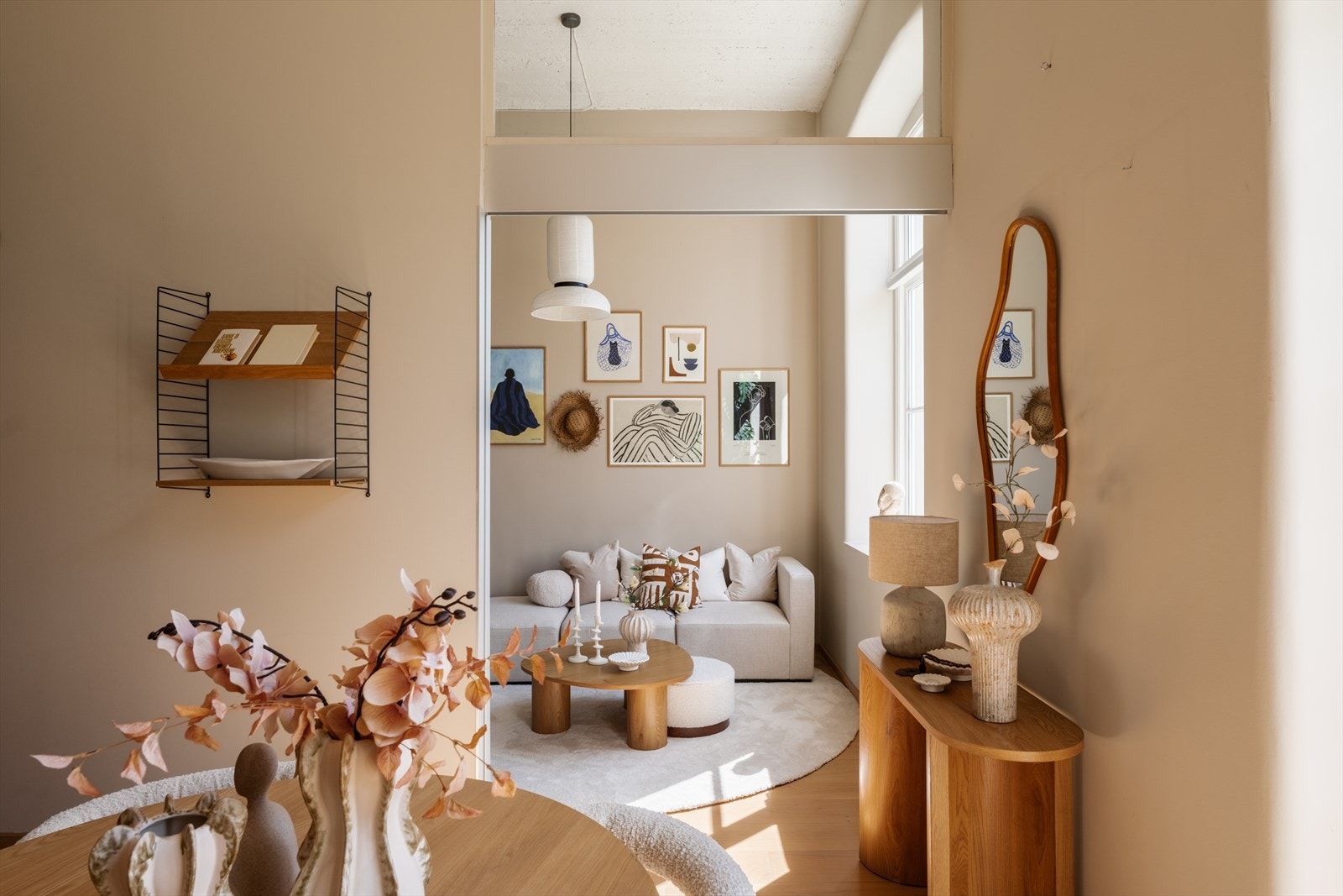 Fra kjøkkenet er det adkomst til et soverom som i dag benyttes til en åpen løsning med stue. Galleribilde
