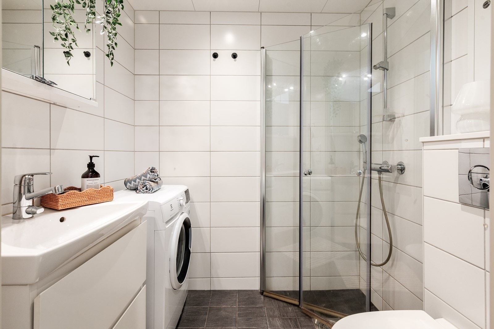 Flott og romslig baderom med opplegg for vaskemaskin. Galleribilde