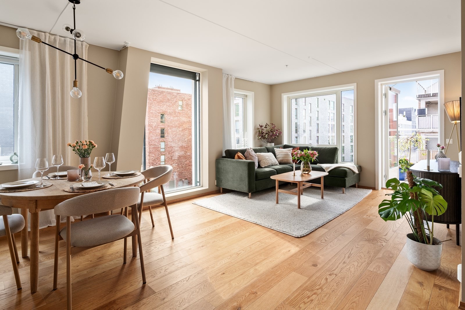 Stuen er av god størrelse med plass til sofa, sofabord og stort spisebord. Galleribilde