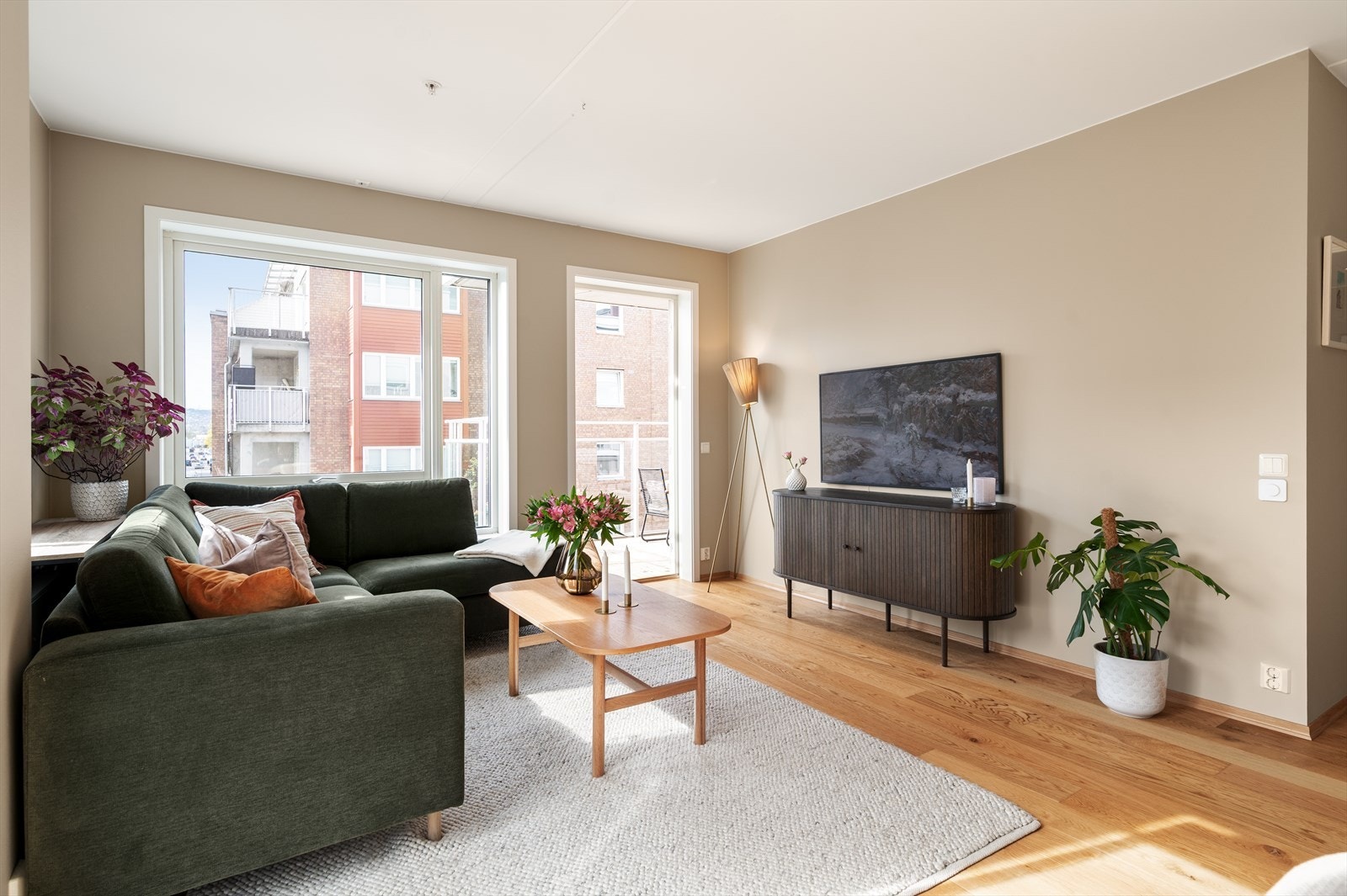 Store vindusflater gir et fantastisk lysinnslipp, og gjør samtidig rammer inn den fine utsikten. Galleribilde