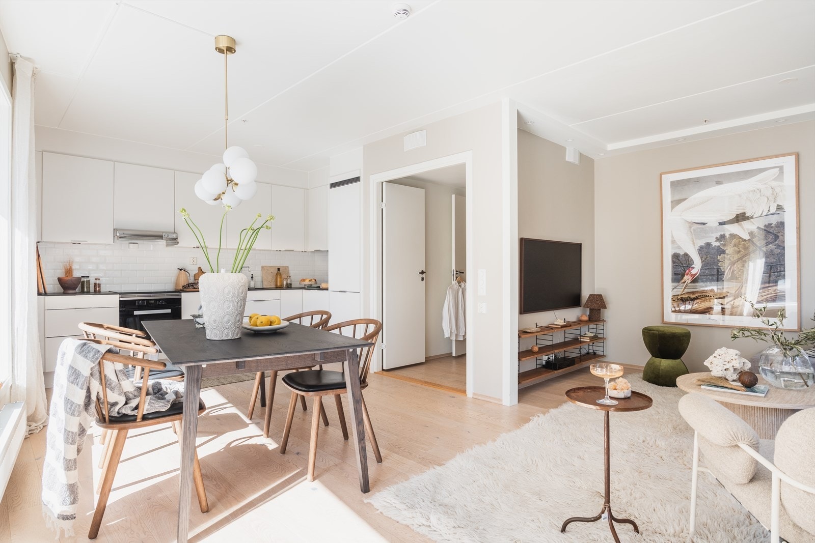 God plass til langbord ved kjøkkensonen. Galleribilde