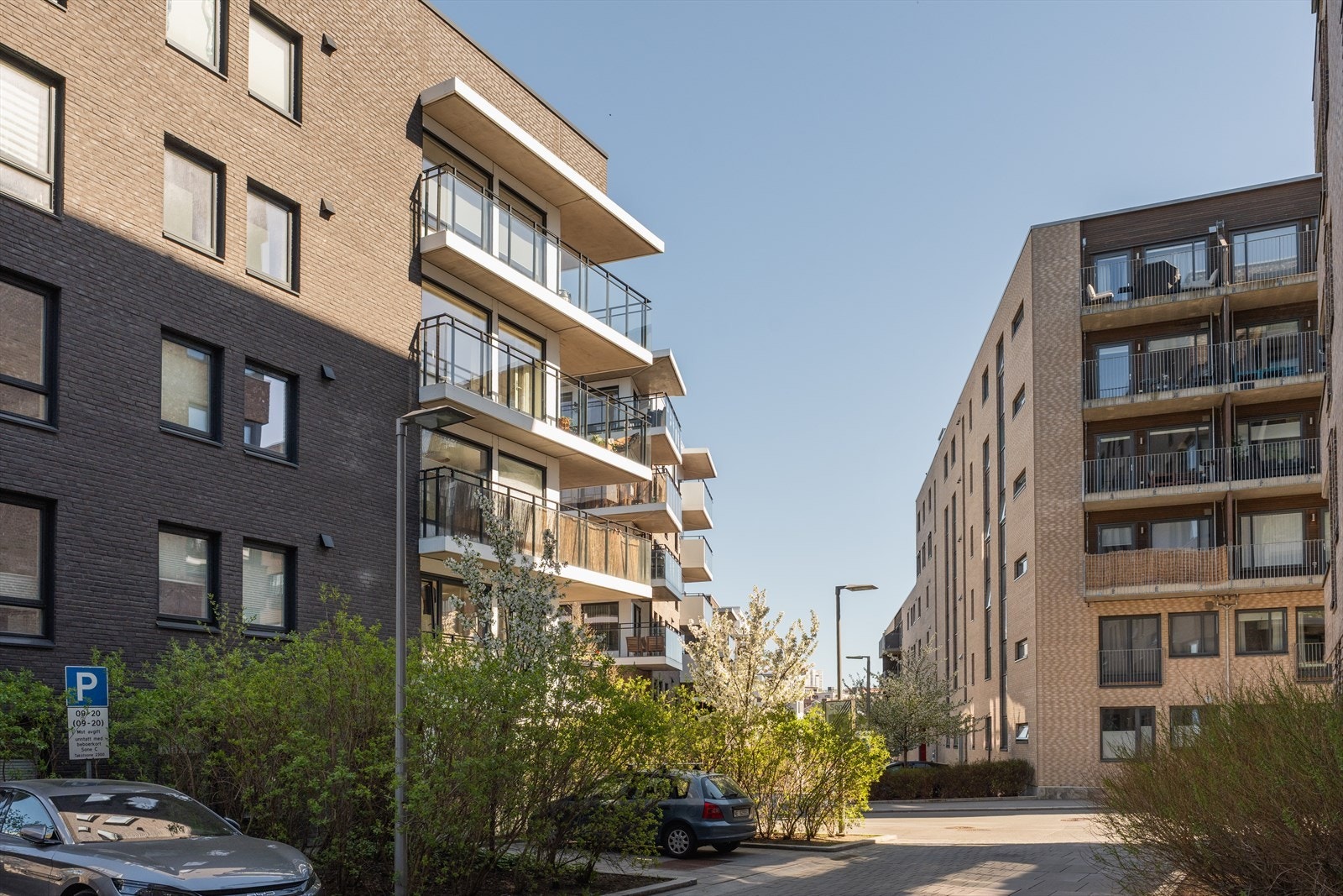 Fasade - Boligen har en rolig intern beliggenhet med hyggelig utsyn mot velholdte fellesarealer. Galleribilde