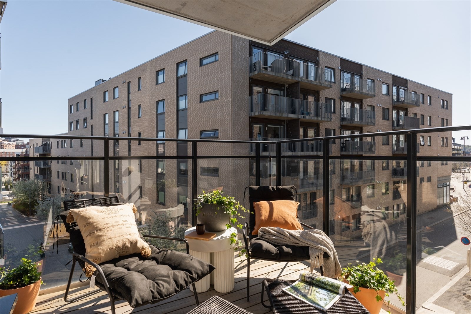 Det er god plass til utemøblement på den koselige balkongen. Galleribilde