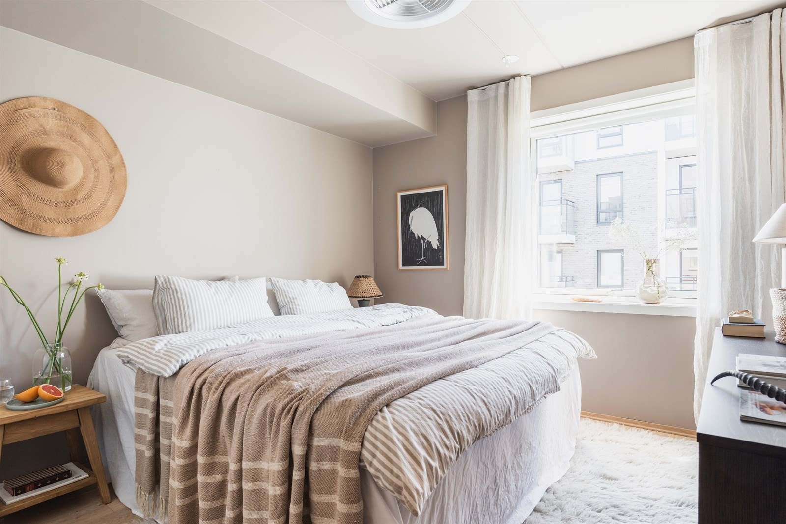 Hovedsoverommet er av god størrelse med plass til dobbeltseng, nattbord og garderobeskap. Galleribilde