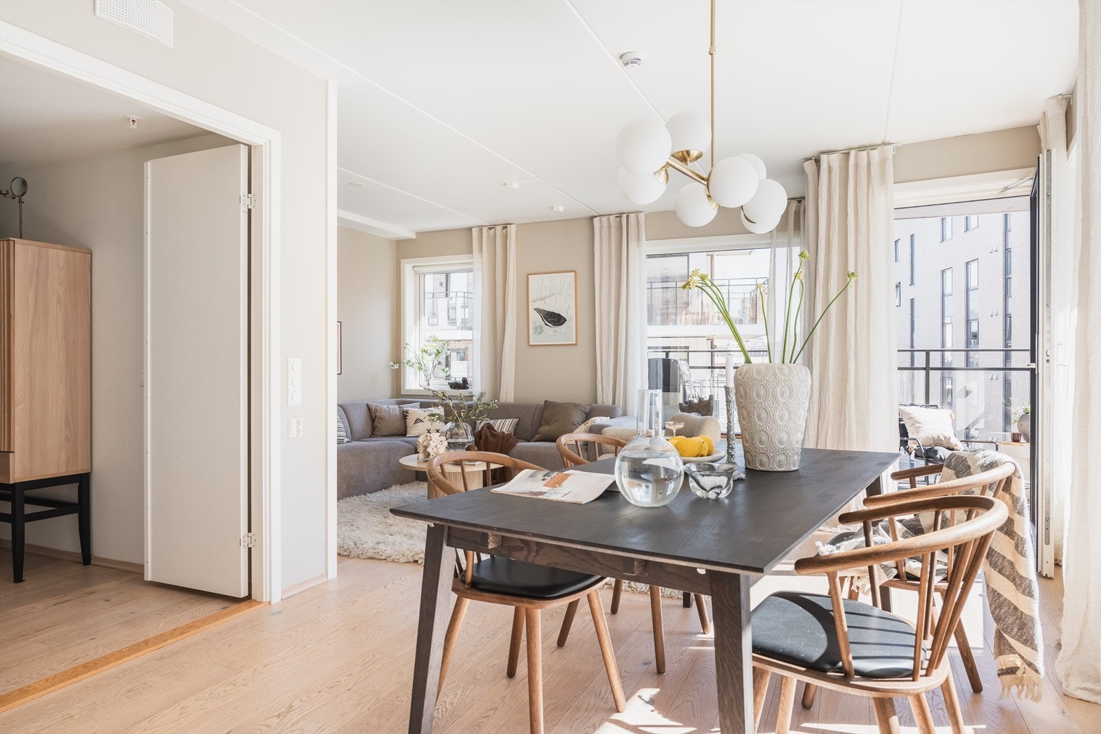 De store vindusflatene og balkongdøren gir godt innslipp av naturlig lys. Galleribilde