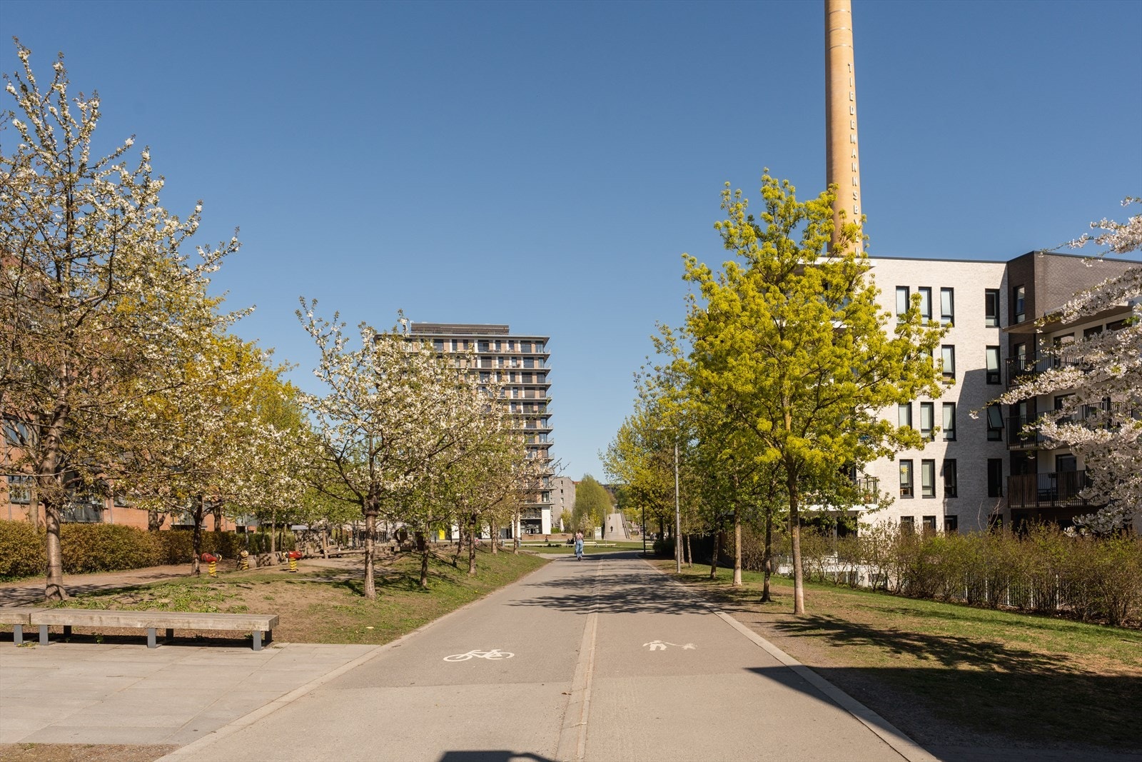 Sigurd Hoels vei 114 tilbyr en sjelden kombinasjon av moderne bokvalitet, attraktiv beliggenhet og et område med betydelig fremtidig utviklingspotensial. Dette gjør boligen til et svært spennende valg både for egen bruk og som investering. Galleribilde