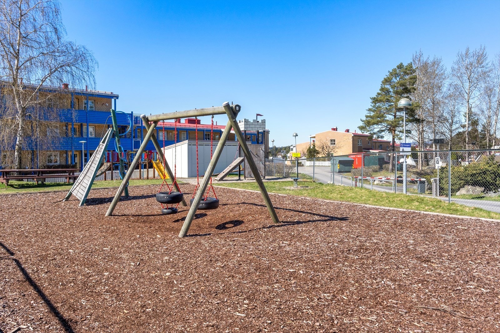 Borettslaget har flere fine lekeplasser, sittegrupper og fellesareal. Galleribilde