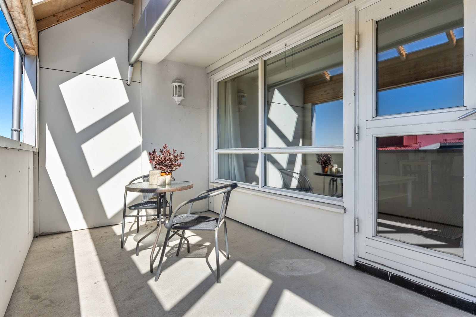 Vestvendt, overbygget og skjermet terrasse på ca 16 m² Galleribilde