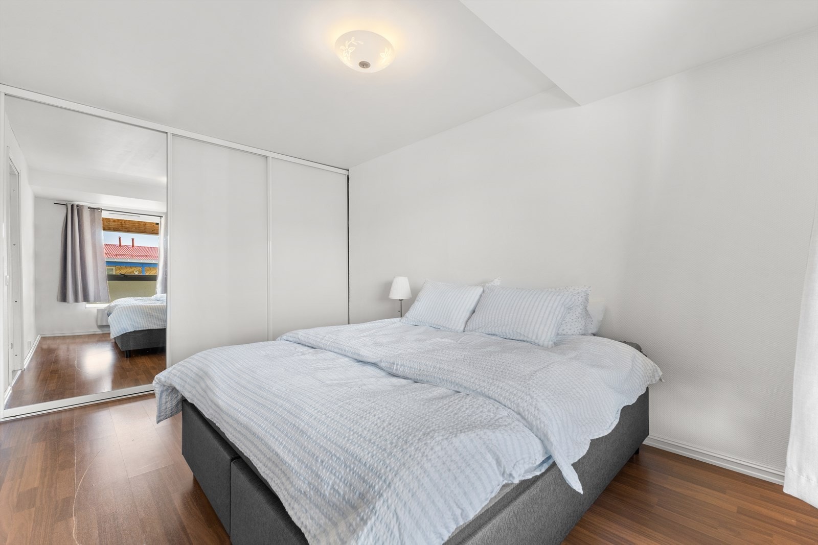 Soverom 1 - god skaplass i skyvedørsgarderobe og romslig med plass til dobbeltseng. Galleribilde