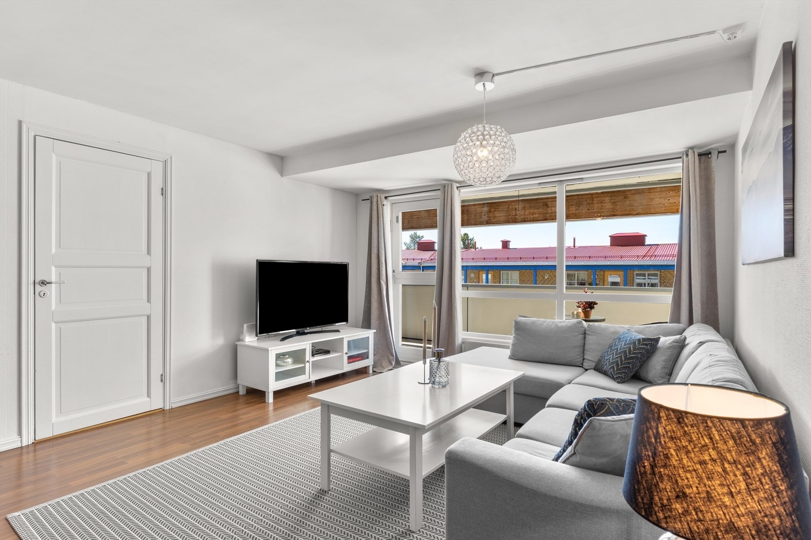 Utgang til vestvendt og overbygget terrasse med gode solforhold Galleribilde