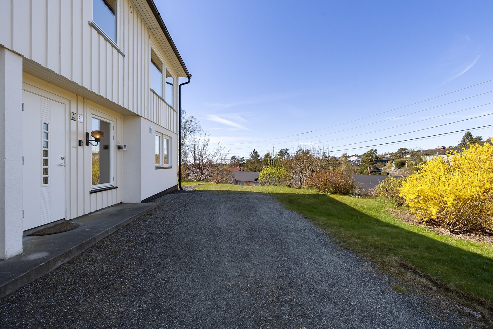 Innkjørsel / tun med koselig beplantning. Galleribilde