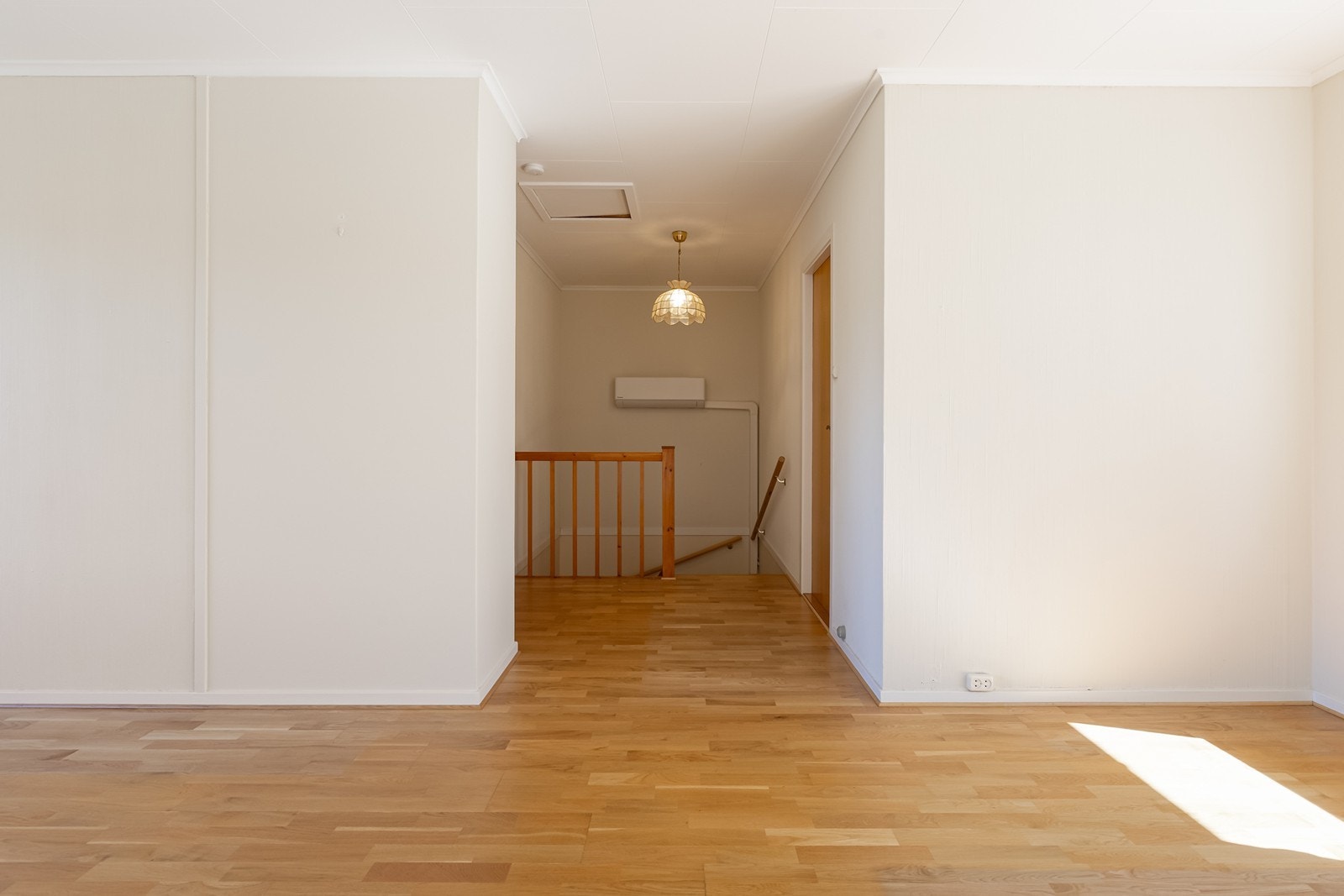 Trappegang med smart plassert varmepumpe for optimal effekt. Galleribilde