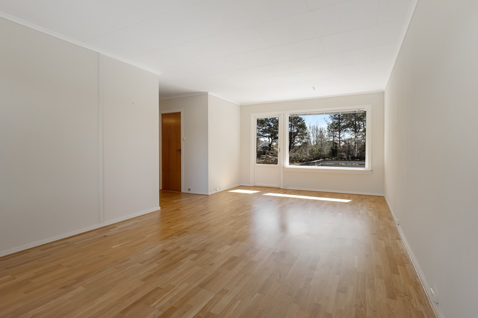 Boligen har en romslig stue som enkelt kan deles inn i soner som spisestue og dagligstue. Galleribilde