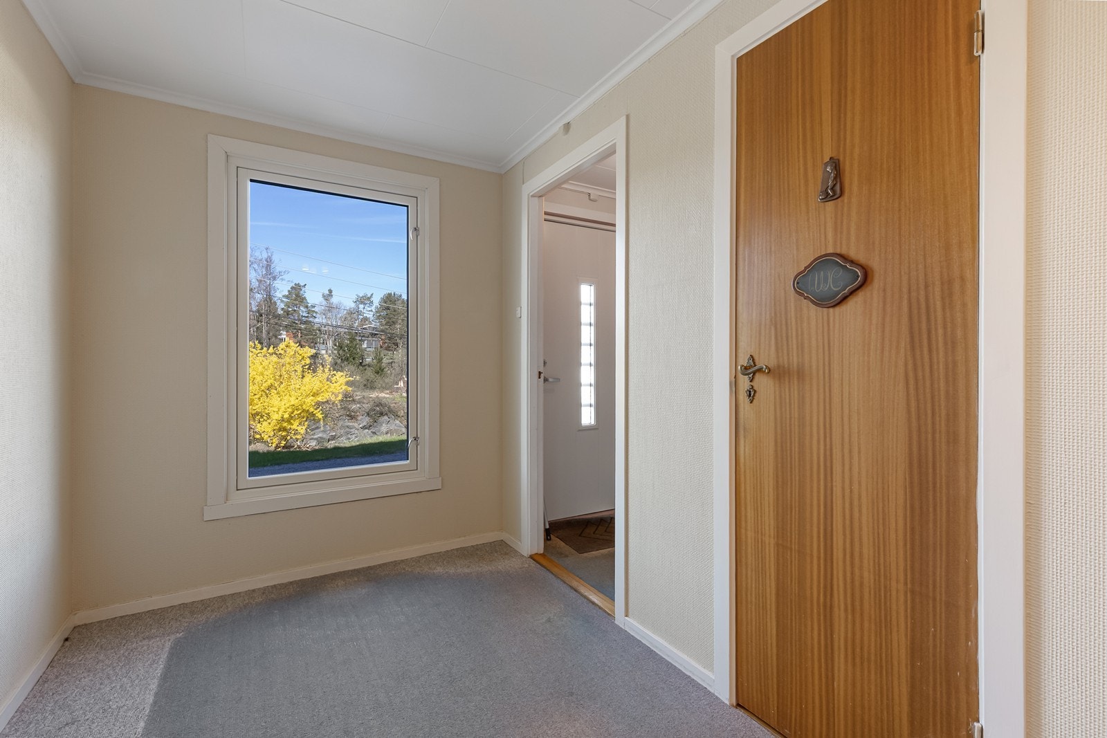 Det er nyere dører og vinduer i boligen. Fordelen med å være en del av et borettslag. Galleribilde