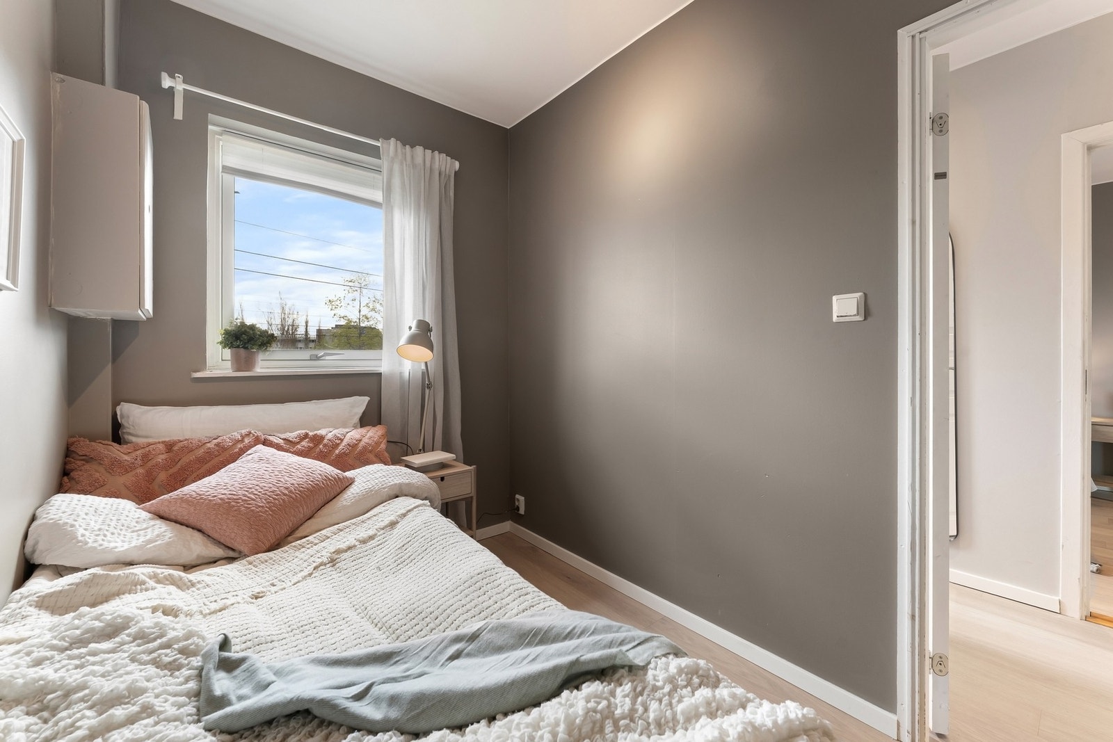 Direkte tilgang til stort - ca. 50 kvm lagrinsareal på loft fra soverommet. Loftet er fellesareal, men det er kun leiligheten som har direkte tilgang. Galleribilde